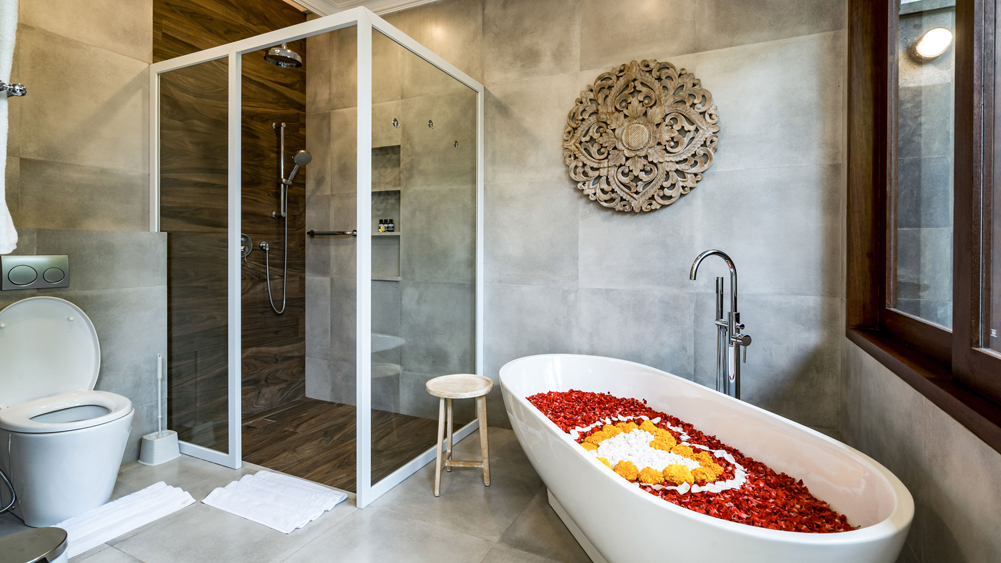 Pala Ubud - Villa Batur - Soothing en suite freestanding bathtub